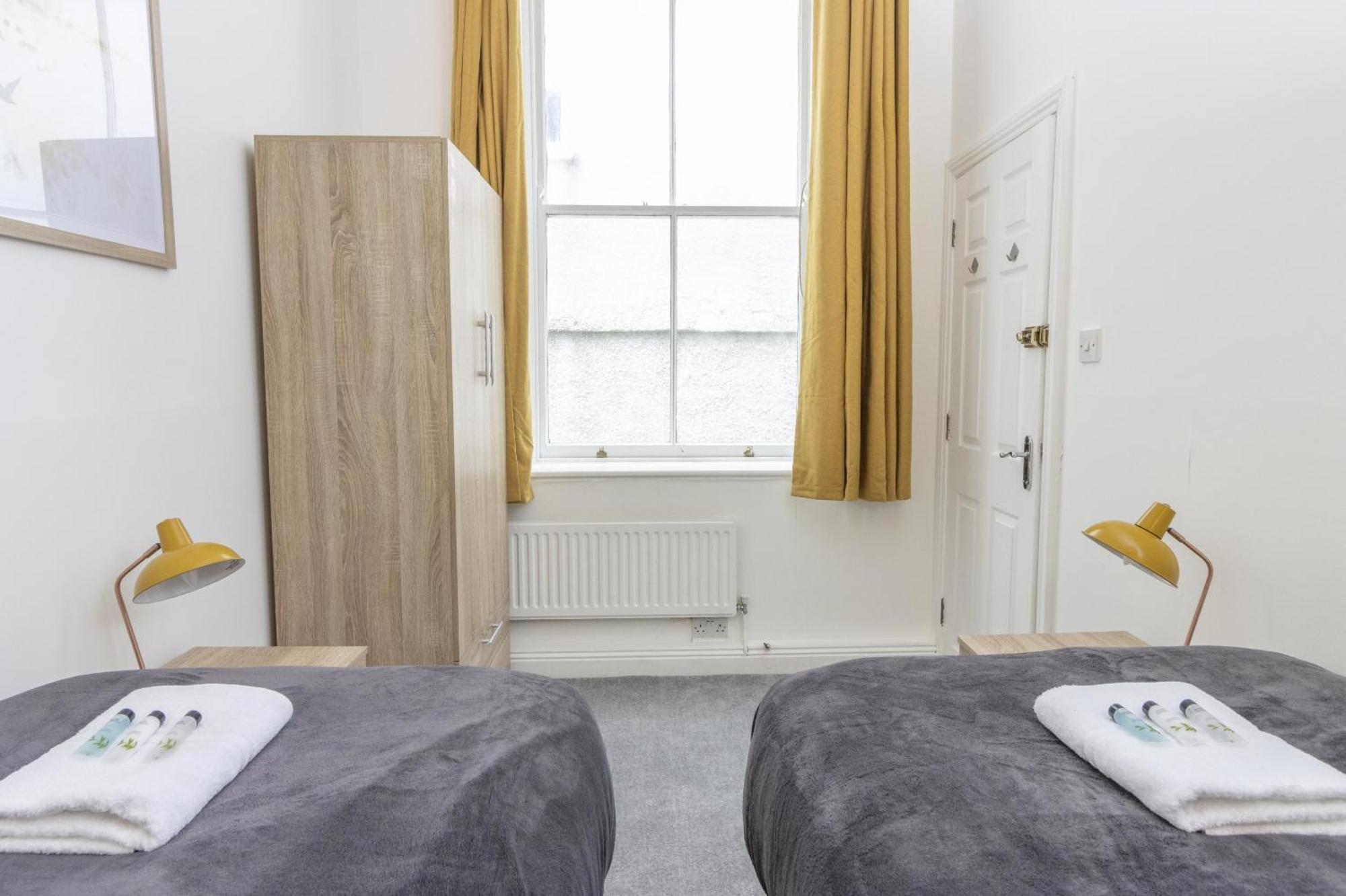 Alexandra - Large 3 Bed Perfect For Contractors, Free Parking, Fast Wifi And Great Value! Apartment Plymouth Exterior photo