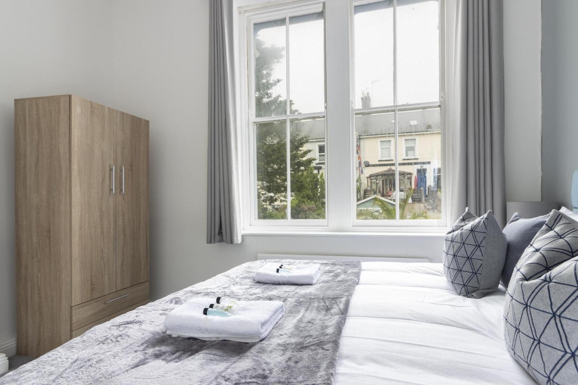 Alexandra - Large 3 Bed Perfect For Contractors, Free Parking, Fast Wifi And Great Value! Apartment Plymouth Exterior photo